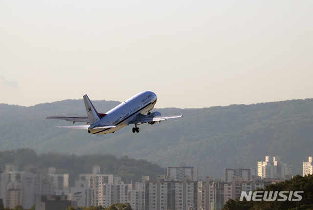 은【성남=뉴시스】전신 기자 = 정의용 국가안보실장을 비롯한 대북 특사단이 탑승한 특별기가 5일 경기도 성남 서울공항에서 평양으로 출발하고 있다.&nbsp; 특사단은 윤건영 청와대 국정기획상황실장. 김상균 국정원 2차장, 정의용 국가안보실장, 서훈 국정원장, 천해성 통일부 차관. 2018.09.05.&nbsp; photo1006@newsis.com 