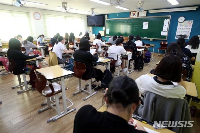 【서울=뉴시스】조성봉 기자 = 5일 오전 서울 영등포구 여의도 여자고등학교에서 학생들이 2019학년도 대학수학능력시험 9월 모의평가를 보고 있다.2018.09.05&nbsp; suncho21@newsis.com