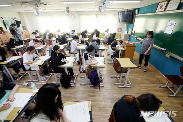 【서울=뉴시스】조성봉 기자 = 5일 오전 서울 영등포구 여의도 여자고등학교에서 학생들이 2019학년도 대학수학능력시험 9월 모의평가를 보고 있다.2018.09.05&nbsp; suncho21@newsis.com