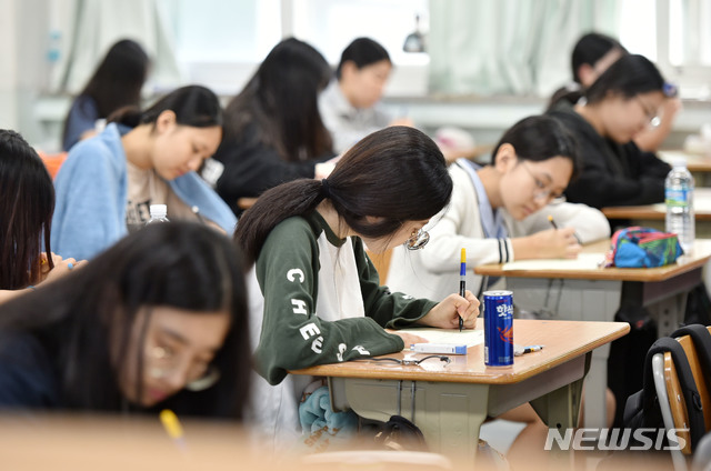 【대구=뉴시스】우종록 기자 = 2019학년도 대학수학능력시험 9월 모의평가가 시행된 5일 오전 대구 수성구 범어동 대구여자고등학교에서 3학년 학생들이 모의고사 문제를 풀고 있다. 2018.09.05.&nbsp; wjr@newsis.com 