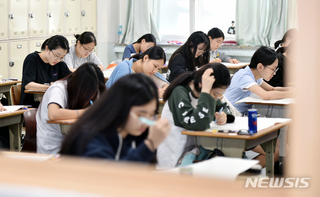 【대구=뉴시스】우종록 기자 = 2019학년도 대학수학능력시험 9월 모의평가가 시행된 5일 오전 대구 수성구 범어동 대구여자고등학교에서 3학년 학생들이 모의고사 문제를 풀고 있다. 2018.09.05.&nbsp; wjr@newsis.com 