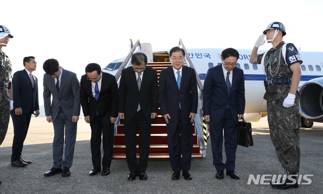 【성남=뉴시스】전신 기자 = 정의용 국가안보실장을 비롯한 대북 특사단이 5일 경기도 성남 서울공항에서 평양으로 향하는 특별기에 탑승하기 전 인사하고 있다. 왼쪽부터 윤건영 청와대 국정기획상황실장. 김상균 국정원 2차장, 서훈 국정원장, 정의용 국가안보실장, 천해성 통일부 차관. 2018.09.05. photo1006@newsis.com