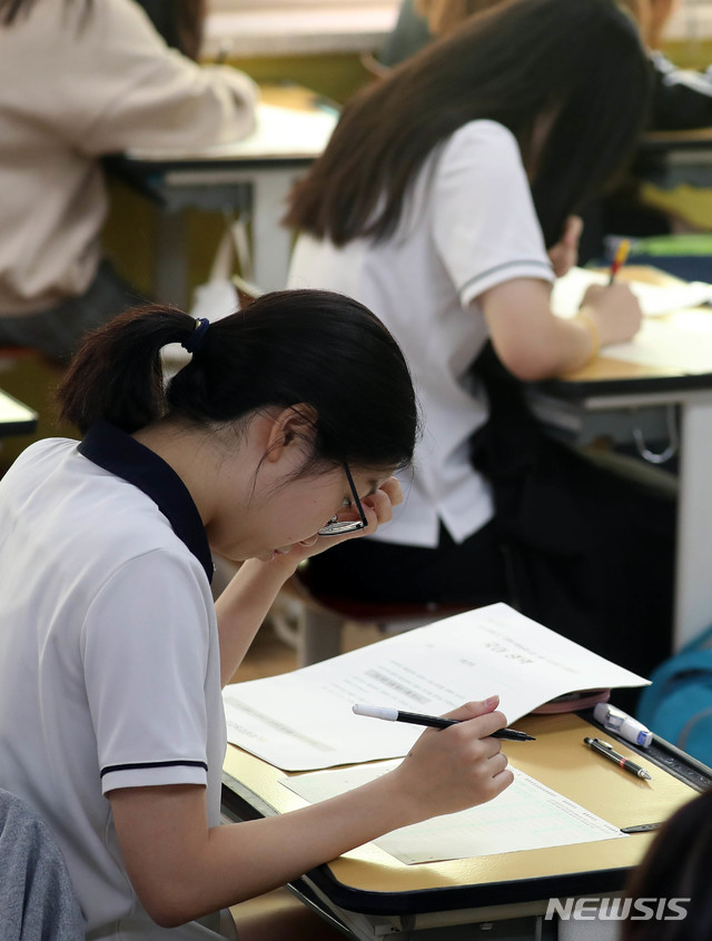 【서울=뉴시스】조성봉 기자 = 5일 오전 서울 영등포구 여의도 여자고등학교에서 학생들이 2019학년도 대학수학능력시험 9월 모의평가를 보고 있다. 모의고사는 이날 전국 2088개 고등학교(교육청 포함)와 431개 지정학원에서 동시에 실시됐다. 17일 정답 확정 발표, 10월 2일 성적이 통보된다. 2018.09.05 photo@newsis.com