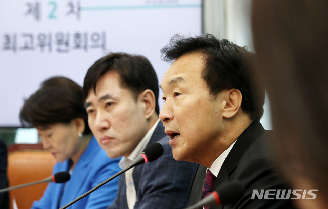 【서울=뉴시스】홍효식 기자 = 바른미래당 손학규 대표가 5일 오전 서울 여의도 국회에서 열린 제2차 최고위원회의에 참석해 모두발언을 하고 있다. 왼쪽부터 권은희, 하태경 최고위원, 손 대표. 2018.09.05. yesphoto@newsis.com