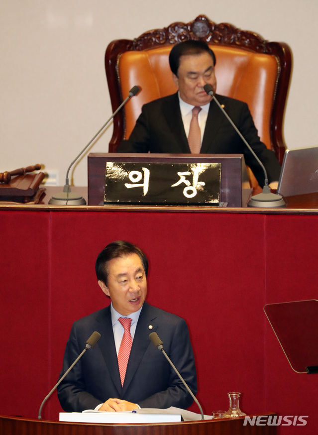 【서울=뉴시스】박영태 기자 = 5일 오전 서울 영등포구 여의도 국회에서 진행된 제364회 국회(정기회) 제2차 본회의에서 김성태 자유한국당 원내대표가 교섭단체 대표연설을 하고 있다. 2018.09.05.since1999@newsis.com