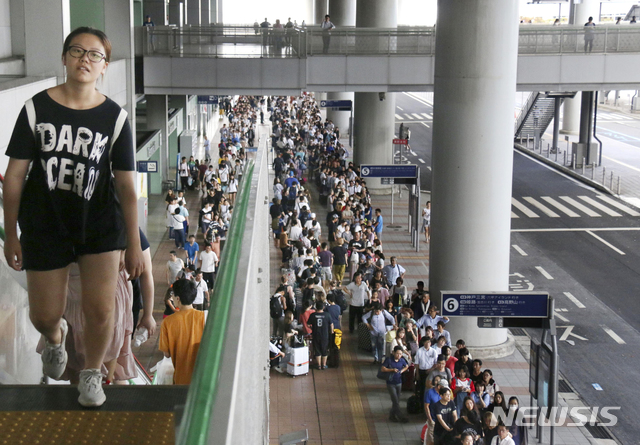 【오사카=AP/뉴시스】5일 일본 오사카 간사이국제공항의 모습. 전날 태풍의 영향으로 공항에서 밤을 지새운 이용객들이 이날 오전 공항을 빠져나가는 버스에 탑승하기 위해 줄을 서 있는 모습. 2018.09.05.