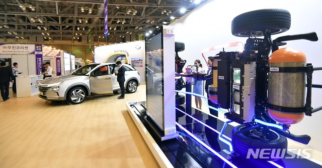 【부산=뉴시스】 하경민 기자 = 5일 부산 벡스코 제1전시장에서 열린 '제12회 국제환경·에너지산업전'(ENTECH 2018)을 찾은 관람객들이 현대자동차의 수소전기차 절개모형을 살펴보고 있다. 7일까지 열리는 이번 행사에는 10개국 305개 업체가 참가해 친환경 신기술과 신재생에너지 관련 다양한 기술들을 대거 소개한다. 2018.09.05. yulnetphoto@newsis.com