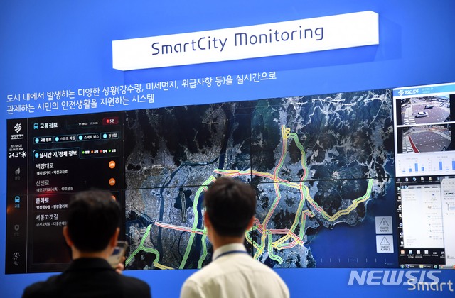 【부산=뉴시스】 하경민 기자 = 5일 부산 벡스코 제2전시장에서 열린 '2018 K-ICT WEEK in BUSAN'을 찾은 관람객들이 스마트시티 모니터링 시스템을 살펴보고 있다. 7일까지 열리는 이번 행사는 '제14회 IT 엑스포 부산'와 '제6회 클라우드 엑스포 코리아', '제5회 ITU유스포럼'이 동시에 열리며, 국내 156개 IT기업이 참가해 ICT기반 융합SW와 모바일, 통신, 방송, 클라우드 분야별 제품과 서비스를 선보인다. 2018.09.05. yulnetphoto@newsis.com