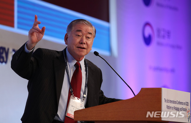 【서울=뉴시스】 김진아 기자 = 문정인 청와대 통일외교안보 특보가 5일 서울 중구 롯데호텔에서 열린 제3회 세계시민교육 페다고지와 실천을 위한 국제회의에서 연설을 하고 있다. 2018.09.05.&nbsp; bluesoda@newsis.com