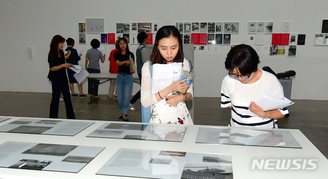 【광주=뉴시스】류형근 기자 = '상상된 경계들(Imagined borders)' 2018광주비엔날레 개막식을 하루 앞둔 5일 오후 광주 북구 용봉동 광주비엔날레 전시관에서 큐레이터들이 설치된 작품을 살펴보고 있다. 2018.09.05. hgryu77@newsis.com