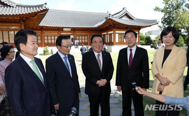 【서울=뉴시스】홍효식 기자 = 5일 오전 서울 여의도 국회 사랑재에서 문희상 국회의장 주최 정당대표 초청 오찬 간담회가 열리기 앞서 민주평화당 정동영(왼쪽부터), 더불어민주당 이해찬 대표, 문희상 국회의장, 바른미래당 손학규, 정의당 이정미 대표가 자유한국당 김병준 비대위원장을 기다리며 대화를 나누고 있다. 2018.09.05. yesphoto@newsis.com