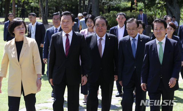 【서울=뉴시스】홍효식 기자 = 5일 오전 서울 여의도 국회 사랑재 앞에서 문희상 국회의장 주최 정당대표 초청 오찬 간담회가 열리기 앞서 정의당 이정미(왼쪽부터), 바른미래당 손학규 대표, 문희상 국회의장, 더불어민주당 이해찬, 민주평화당 정동영 대표가 자유한국당 김병준 비대위원장을 기다리다 사랑재로 향하고 있다. 2018.09.05.&nbsp; yesphoto@newsis.com