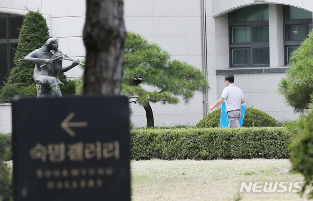 【서울=뉴시스】 김진아 기자 = 5일 오후 서울 강남구 숙명여고에서 경찰이 이 학교 교무부장이 2학년인 쌍둥이 딸 2명에게 시험 문제를 유출해 성적을 올렸다는 의혹과 관련해 압수수색을 진행하는 가운데 관계자가 박스를 들고 가고 있다. 2018.09.05. bluesoda@newsis.com