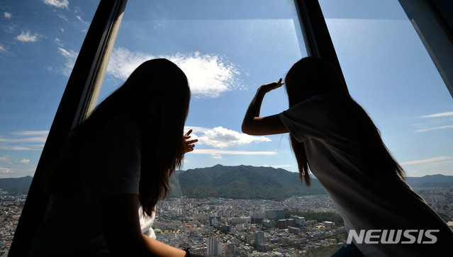 【대구=뉴시스】우종록 기자 = 5일 오후 대구 달서구 두류동 이월드 83타워 전망대에서 바라본 도심의 하늘. 2018.09.05. wjr@newsis.com