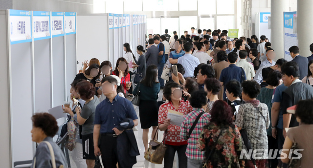 한은 "고용부진은 '노동시장 이중구조' 때문…정부개선 시급"