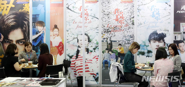 【서울=뉴시스】추상철 기자 = 2018 국제방송영상마켓 전시회가 열린 5일 오후 서울 강남구 코엑스에서 부스 관계자가 방송 컨텐츠에 대한 상담을 하고 있다. 2018.09.05.&nbsp; scchoo@newsis.com