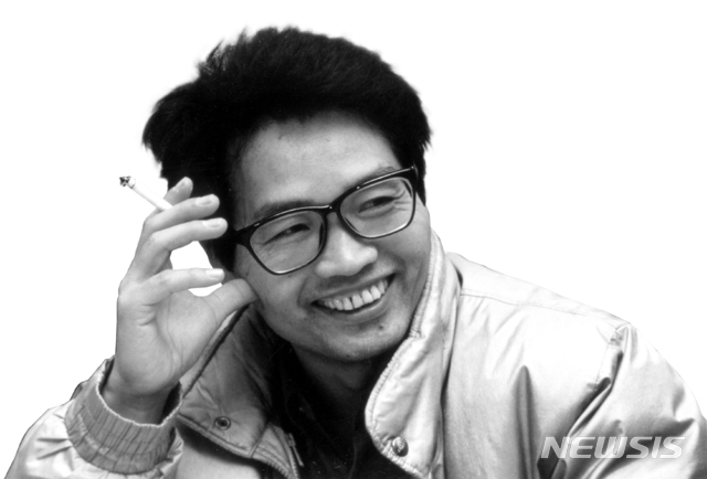 [광주=뉴시스]맹대환 기자 = 박정희 정권 당시 '남조선민족해방전선 준비위원회(남민전)' 사건으로 중형을 선고받고 복역한 고(故) 김남주 시인이 1980년 유죄 판결 이후 46년 만에 재심에서 무죄를 선고받았다. 사진은 김 시인. (사진=전남대 제공) 2026.09.02. mdhnews@newsis.com