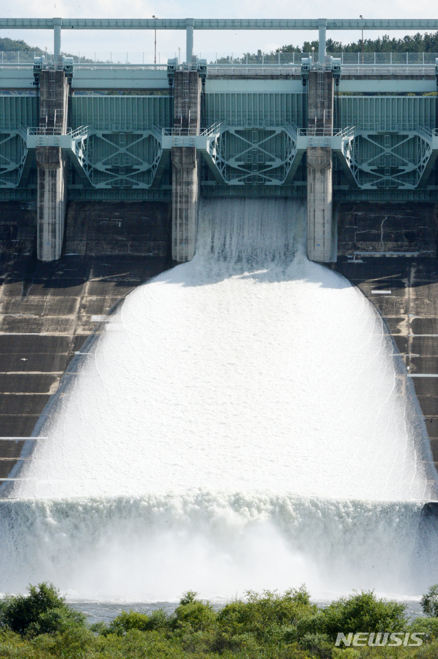 【진안=뉴시스】 김얼 기자 = 전북 진안군 용담면 용담댐이 2013년 이후로 5년 만에 방류를 실시한 5일 거센 물살이 빠르게 내려오고 있다. 이날 오후 3시부터 방류를 시작한 용담댐은 초당 300톤가량을 방류해 하루 2080만 톤을 방류할 것으로 예상했으며 7일 오후 6시에 방류를 마친다. 2018.09.05pmkeul@newsis.com