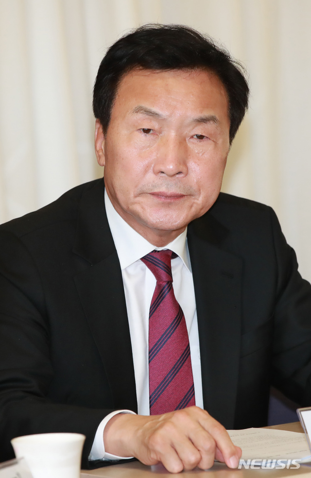 【서울=뉴시스】김선웅 기자 = 손학규 비른미래당 대표가 5일 오후 서울 종로구 대화의집에서 열린 '한국 정치의 새길, 새로운 틀 : 의회정치 발전과 선거제도' 대화모임에 참석해 자리하고 있다. 2018.09.05. mangusta@newsis.com