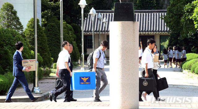 【서울=뉴시스】 김진아 기자 = 지난 9월5일 오후 서울 강남구 숙명여고에서 경찰이 이 학교 교무부장이 2학년인 쌍둥이 딸 2명에게 시험 문제를 유출해 성적을 올렸다는 의혹과 관련해 압수수색을 마친 뒤 자료를 가지고 나가고 있다. 2018.09.05. bluesoda@newsis.com