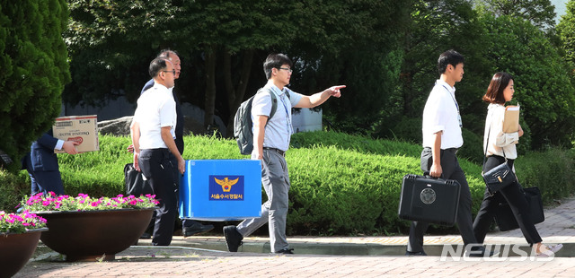 【서울=뉴시스】 김진아 기자 = 5일 오후 서울 강남구 숙명여고에서 경찰이 이 학교 교무부장이 2학년인 쌍둥이 딸 2명에게 시험 문제를 유출해 성적을 올렸다는 의혹과 관련해 압수수색을 마친 뒤 자료를 가지고 나가고 있다. 2018.09.05. bluesoda@newsis.com