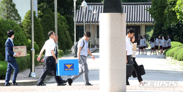 【서울=뉴시스】 김진아 기자 = 5일 오후 서울 강남구 숙명여고에서 경찰이 이 학교 교무부장이 2학년인 쌍둥이 딸 2명에게 시험 문제를 유출해 성적을 올렸다는 의혹과 관련해 압수수색을 마친 뒤 자료를 가지고 나가고 있다. 2018.09.05. bluesoda@newsis.com