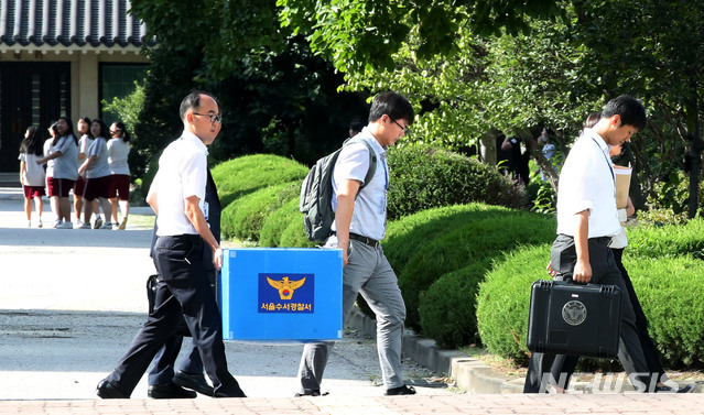 【서울=뉴시스】 김진아 기자 = 5일 오후 서울 강남구 숙명여고에서 경찰이 이 학교 교무부장이 2학년인 쌍둥이 딸 2명에게 시험 문제를 유출해 성적을 올렸다는 의혹과 관련해 압수수색을 마친 뒤 자료를 가지고 나가고 있다. 2018.09.05. bluesoda@newsis.com