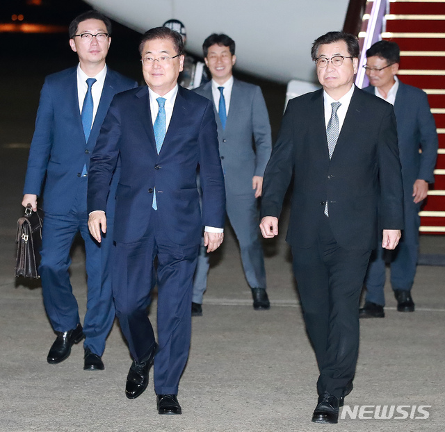 【성남=뉴시스】김선웅 기자 = 정의용 국가안보실장을 대표로 하는 대북 특별사절단이 방북을 마친 5일 오후 경기 성남시 서울공항을 통해 입국하고 있다. 오른쪽은 서훈 국정원장. 2018.09.05.&nbsp; mangusta@newsis.com 