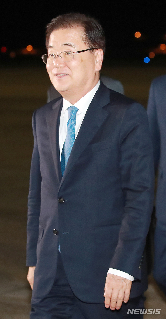 【성남=뉴시스】김선웅 기자 = 정의용 국가안보실장을 대표로 하는 대북 특별사절단이 방북을 마친 5일 오후 경기 성남시 서울공항을 통해 입국하고 있다. 2018.09.05. mangusta@newsis.com