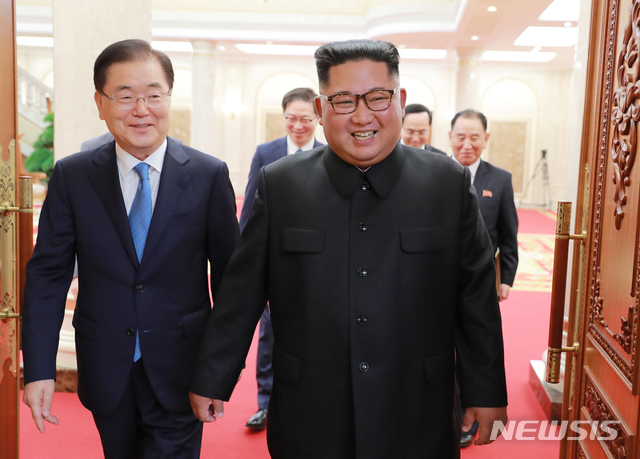 【서울=뉴시스】박진희 기자 = 대북 특별사절단 단장인 정의용 국가안보실장이 5일 오후 평양 노동당 본부청사에서 김정은 국무위원장을 접견하고 있다. 2018.09.05. (사진=청와대 제공) photo@newsis.com