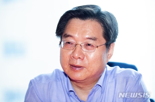 【서울=뉴시스】김선웅 기자 = 김호원 서울대 교수(전 특허청장)가 지난달 27일 서울 중구 포스트타워에서 뉴시스와 인터뷰를 하고 있다. 2018.09.06. mangusta@newsis.com