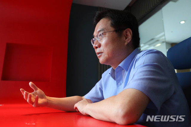 【서울=뉴시스】김선웅 기자 = 김호원 서울대 교수(전 특허청장)가 지난달 27일 서울 중구 포스트타워에서 뉴시스와 인터뷰를 하고 있다. 2018.09.06. mangusta@newsis.com