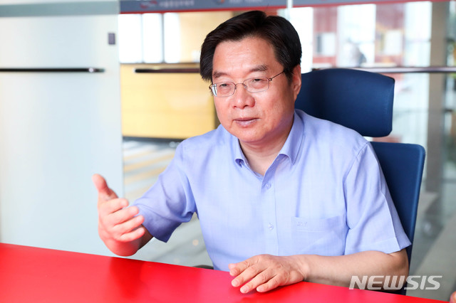 【서울=뉴시스】김선웅 기자 = 김호원 서울대 교수(전 특허청장)가 지난달 27일 서울 중구 포스트타워에서 뉴시스와 인터뷰를 하고 있다. 2018.09.06. mangusta@newsis.com