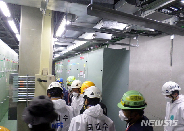 【용인=뉴시스】이병희 기자 = 6일 경기 용인시 삼성전자 기흥작업장에서 경찰, 소방, 국립과학수사연구원 등 관계기관이 이산화탄소 유출 사고에 대한 합동 현장 감식을 진행하고 있다.&nbsp; 2018.09.06. (사진=경기남부지방경찰청 제공) photo@newsis.com