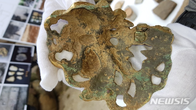 【경주=뉴시스】 이은희 기자 = 경주 황용사에서 최초 출토된 금동귀면 뒷면에 (王)자가 새겨져 있다. 2018.09.06.leh@newsis.com 