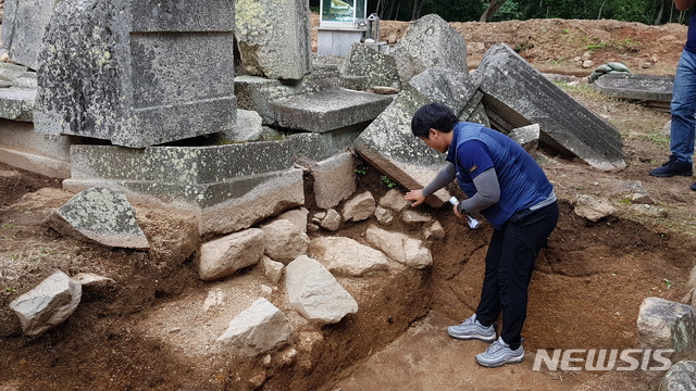【경주=뉴시스】 이은희 기자 = 이영환 연구사가 금동귀면 출토현장을 가리키고 있다. 2018.09.06.leh@newsis.com