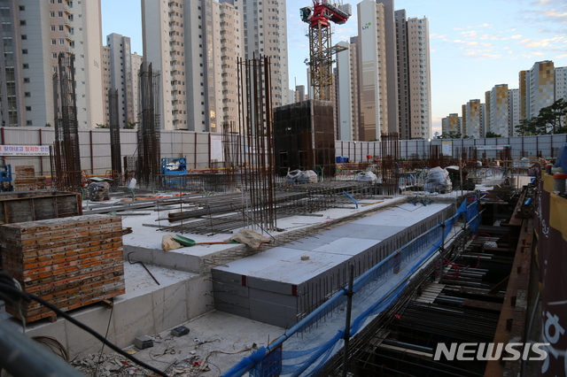 【진주=뉴시스】정경규 기자 = 경남 진주 주상복합아파트 신축현장 모습.