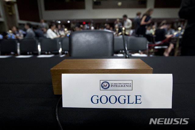 【워싱턴=AP/뉴시스】 페이스북과 트위터가 5일(현지시간) 의회의 러시아 대선 개입 관련 청문회에 출석했다. 함께 출석 요청을 받은 구글은 불참했다.