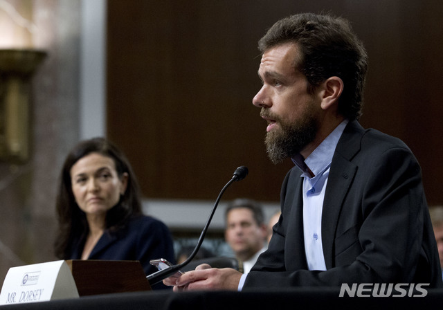 【워싱턴=AP/뉴시스】 페이스북과 트위터가 5일(현지시간) 의회의 러시아 대선 개입 관련 청문회에 출석했다. 함께 출석 요청을 받은 구글은 불참했다. 잭 도시 트위터 최고경영자(사진 오른쪽)와 셰릴 샌드버그 페이스북 최고운영책임자(왼쪽)는 이날 청문회에 출석, 대선 개입과 관련한 자신들의 늦은 대응, 준비 부족 등을 인정하며 고개를 숙였다.