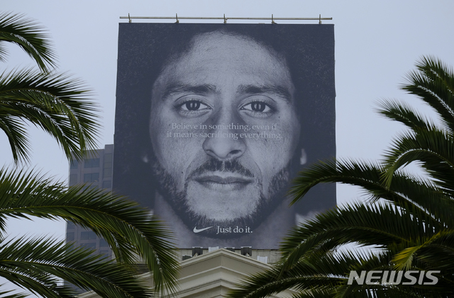 【샌프란시스코=AP/뉴시스】 미국프로풋볼(NFL) 선수 콜린 캐퍼닉을 광고모델로 기용한 이후 나이키의 판매율이 31%나 증가했다고 11일(현지시간) NBC가 보도했다. 사진은 5일 미국 샌프란시스코의 쇼핑몰 유니온스퀘어에 걸린 나이키의 캐퍼닉 광고. 2018.9.12