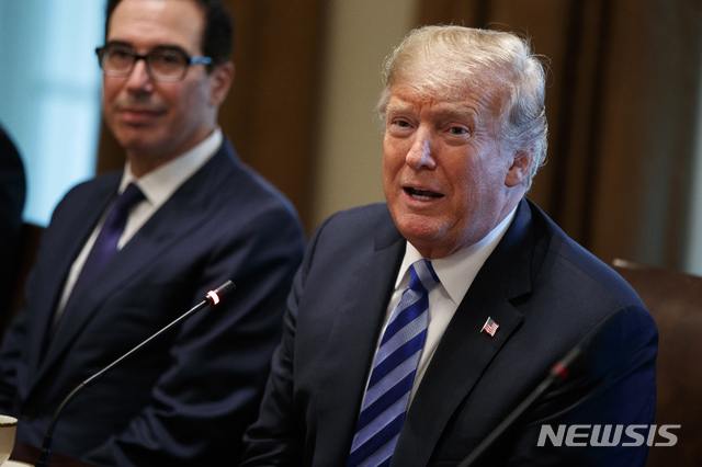 【워싱턴=AP/뉴시스】5일(현지시간) 도널드 트럼프 미국 대통령이 셰이크 사바 알아마드 알사바 쿠웨이트 국왕과의 회담에서 발언하고 있다. 트럼프 대통령은 내달 하순 열리는 유엔 총회 기간에 한미 자유무역협정(FTA) 개정안에 공식 서명을 하게 될 것이라고 밝혔다.2018.09.06