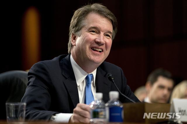 【워싱턴=AP/뉴시스】브렛 캐버노 미국 연방대법원 대법관 지명자가 5일(현지시간) 워싱턴 상원 법사위 청문회 도중 웃고 있다. 2018.09.06 