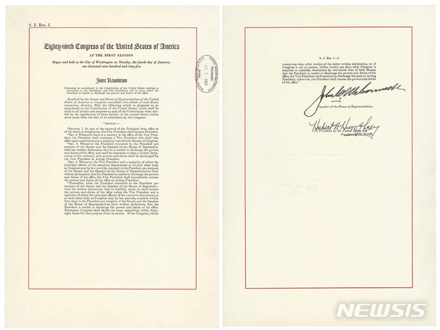 【워싱턴 =AP/뉴시스】 이름을 밝히지 않은 백악관 보좌관이 뉴욕타임스에 기고한 칼럼에서 거론한 미합중국 수정헌법 25조의 사진.&nbsp; 이 법은 대통령이 직무를 제대로 수행할 수 없을 때에는 부통령이 업무를 인계한다는 내용을 담은 것으로, 이 칼럼의 필자는 탄핵 등 대통령 유고의 가능성을 암시하고 있다.&nbsp; 