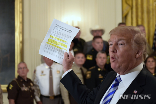 【워싱턴=AP/뉴시스】도널드 트럼프 미 대통령이 5일 백악관 이스트룸에서 한 기자의 질문에 답변하고 있다. 트럼프 대통령은 이날 중국과의 무역분쟁에 대해 "중국과 협상을 계속하겠지만 현재로는 합의할 준비가 돼 있지 않다"고 말했다. 그는 7일부터 2000억 달러 규모의 중국 수입품에 추가로 관세를 부과할 것이라고 예고했었다. 2018.9.6 