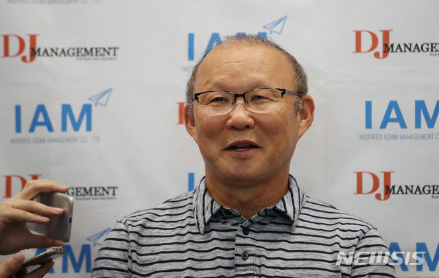 【인천공항=뉴시스】 김진아 기자 = 박항서 베트남 축구국가대표팀 감독이 6일 오전 인천국제공항을 통해 귀국, 취재진의 질문에 답하고 있다. 박 감독은 2018 자카르타-팔렘방 아시안게임에서 베트남 축구 4강 신화를 달성했다. 2018.09.06.&nbsp; bluesoda@newsis.com