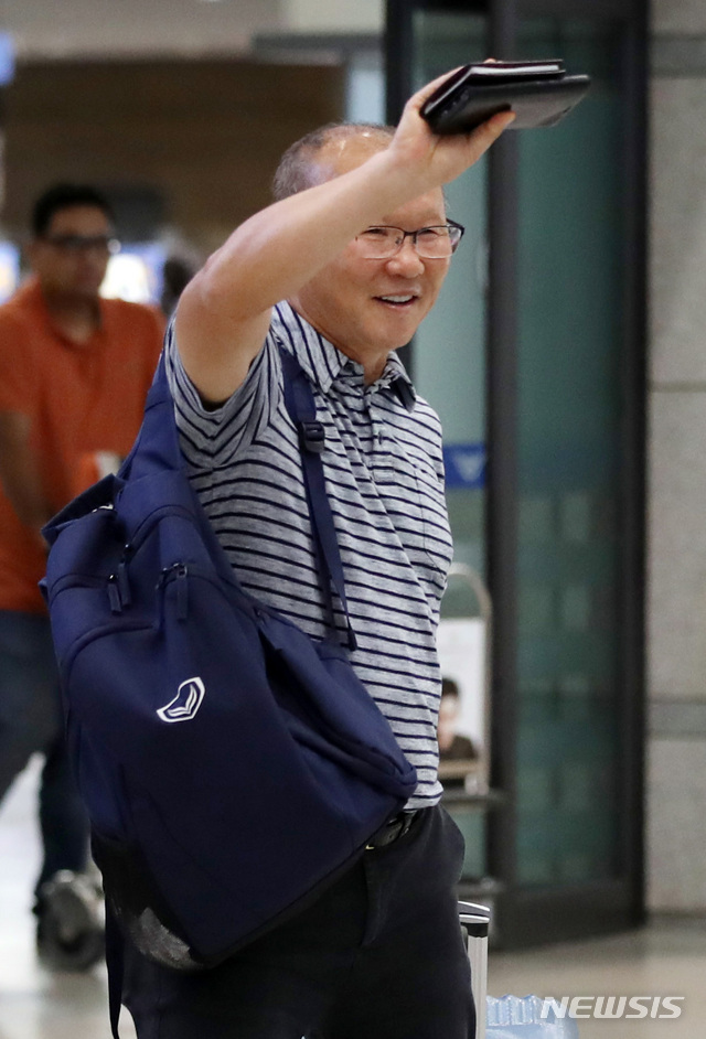 【인천공항=뉴시스】 김진아 기자 = 박항서 베트남 축구국가대표팀 감독이 6일 오전 인천국제공항을 통해 귀국하고 있다. 박 감독은 2018 자카르타-팔렘방 아시안게임에서 베트남 축구 4강 신화를 달성했다. 2018.09.06. bluesoda@newsis.com