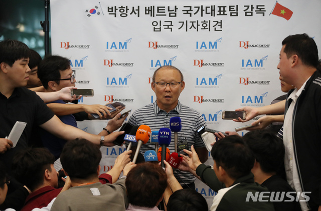 【인천공항=뉴시스】 김진아 기자 = 박항서 베트남 축구국가대표팀 감독이 6일 오전 인천국제공항을 통해 귀국, 취재진의 질문에 답하고 있다. 박 감독은 2018 자카르타-팔렘방 아시안게임에서 베트남 축구 4강 신화를 달성했다. 2018.09.06.&nbsp; bluesoda@newsis.com