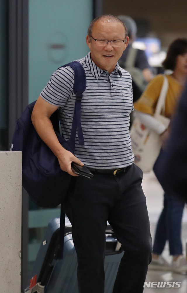 【인천공항=뉴시스】 김진아 기자 = 박항서 베트남 축구국가대표팀 감독이 6일 오전 인천국제공항을 통해 귀국하고 있다. 박 감독은 2018 자카르타-팔렘방 아시안게임에서 베트남 축구 4강 신화를 달성했다. 2018.09.06.&nbsp; bluesoda@newsis.com