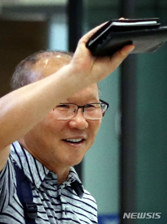 【인천공항=뉴시스】 김진아 기자 = 박항서 베트남 축구국가대표팀 감독이 6일 오전 인천국제공항을 통해 귀국하고 있다. 박 감독은 2018 자카르타-팔렘방 아시안게임에서 베트남 축구 4강 신화를 달성했다. 2018.09.06. bluesoda@newsis.com