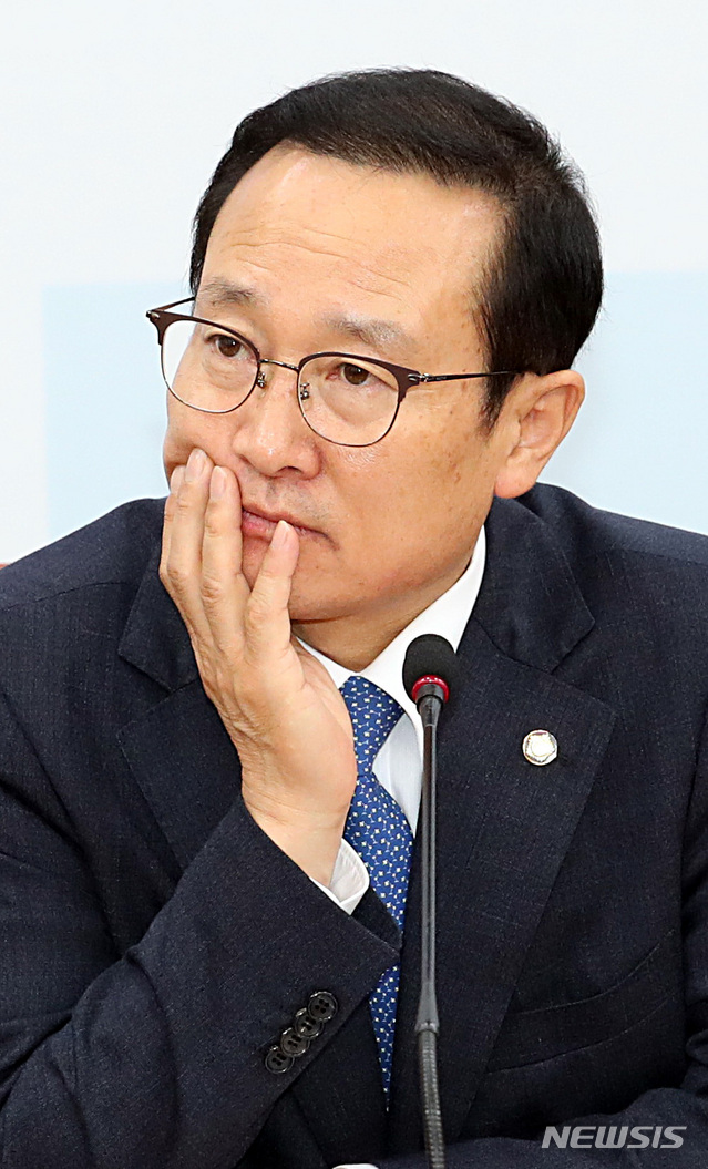 【서울=뉴시스】이종철 기자 = 6일 오전 서울 여의도 국회에서 열린 더불어민주당 정책조정회의에서 홍영표 원내대표가 심각한 표정을 하고 있다. 2018.09.06. jc4321@newsis.com